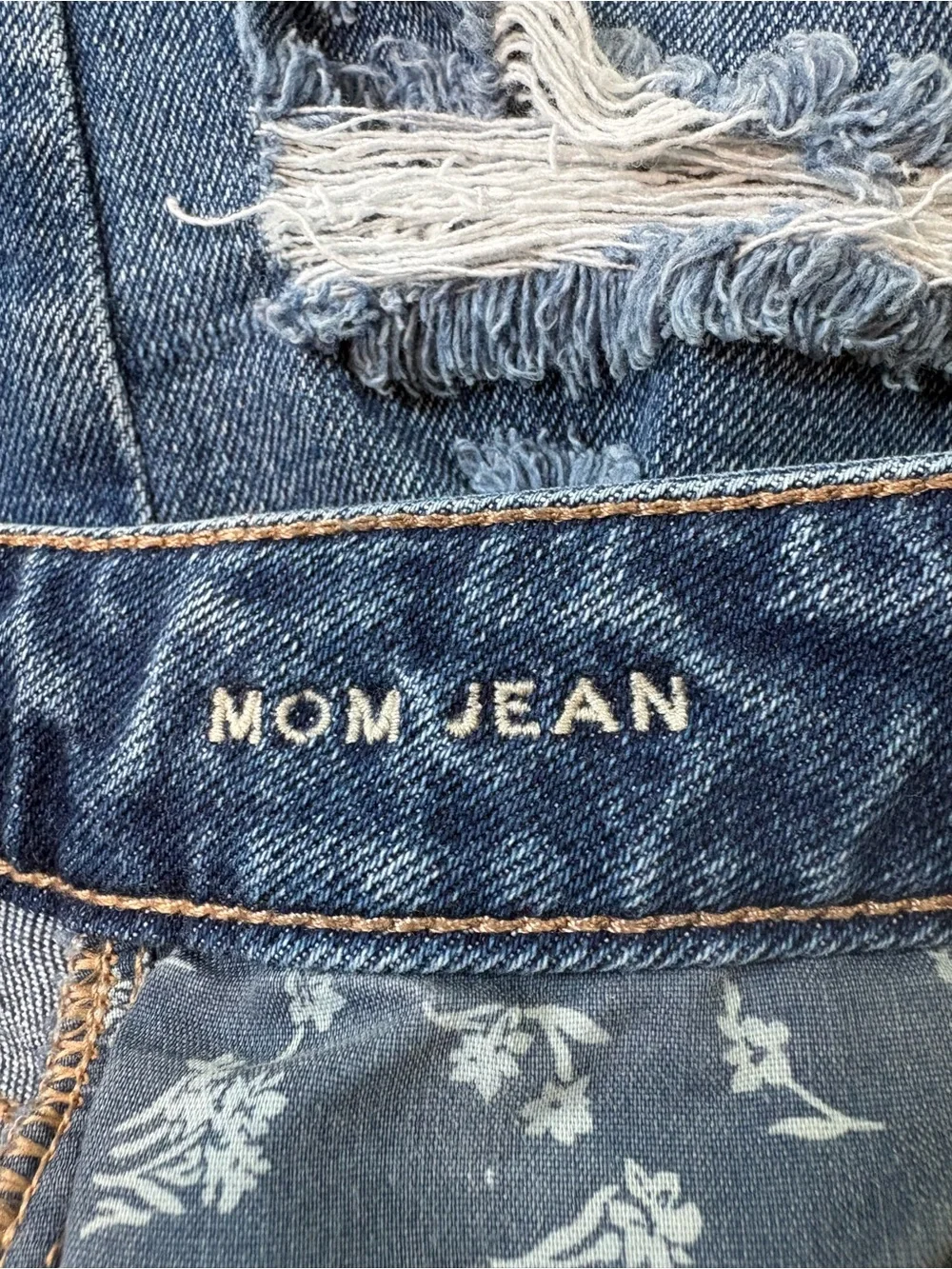 American Eagle Distressed Fringe Ankle Mom Jeans. Size 4